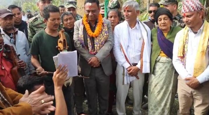 नेपाल भ्रमण के दौरान लोगों से बात करते मुख्यमंत्री कार्की