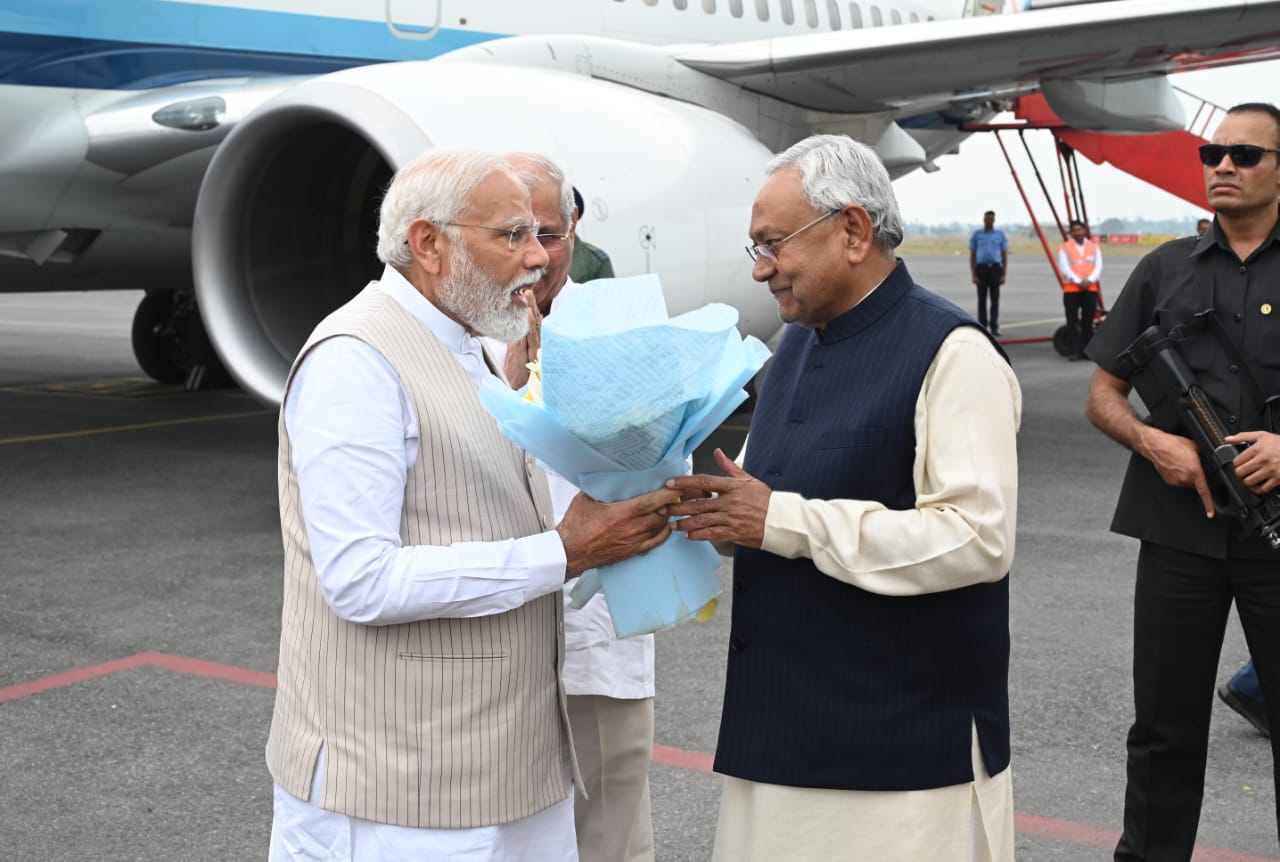 मुख्यमंत्री ने बिहार दौरे पर आये प्रधानमंत्री का गया अंतर्राष्ट्रीय हवाई अड्डे पर किया स्वागत, पटना के जयप्रकाश नारायण अंतर्राष्ट्रीय हवाई अड्डे पर दी सादर विदाई